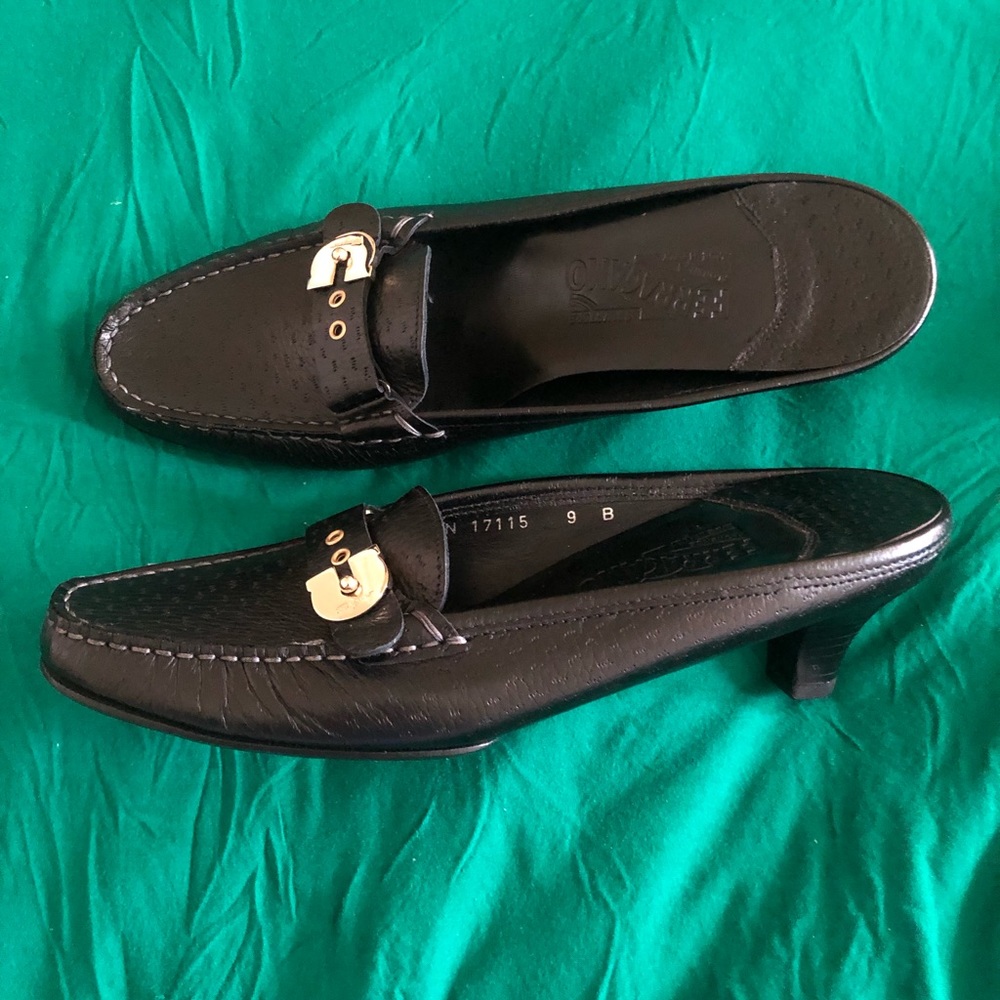 New Salvatore Ferragamo buckled mules in black leather sz 9B